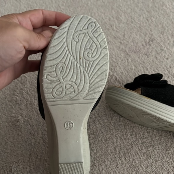 Worn at home only and very few time.Comfortable.you can wear at home or outside - Picture 3 of 4